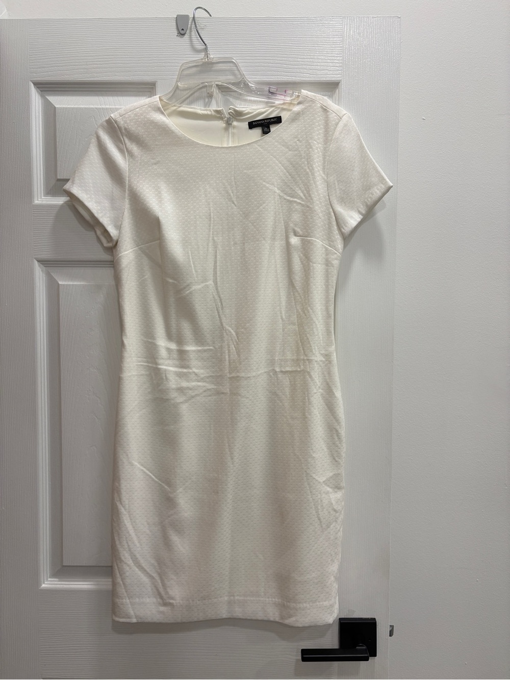Banana Republic- size 6- Classic Short-Sleeve White Shift Dress